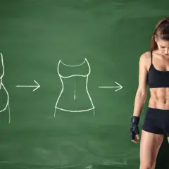 Kobieta z idealną sylwetką obok rysunku przemiany. Jaki trening na spalanie tłuszczu?