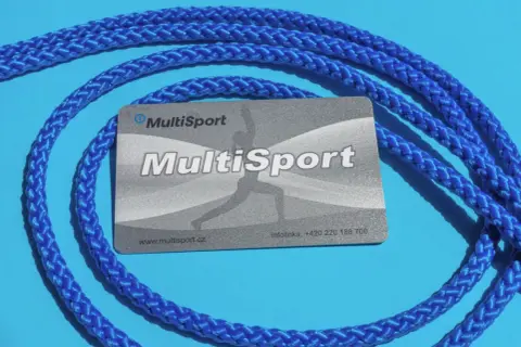 Karta MultiSport owinięta niebieskim sznurkiem na niebieskim tle.