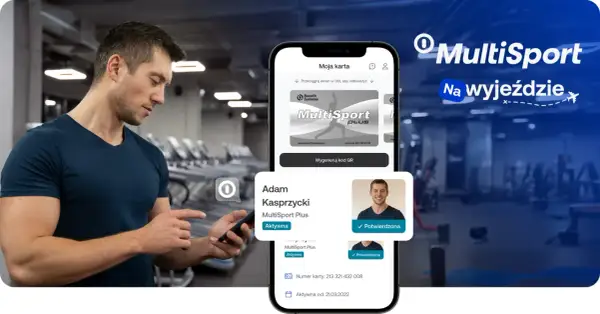 Mężczyzna sprawdza na telefonie, od kiedy jego karta MultiSport jest aktywna. Widoczna data to 21.03.2022.