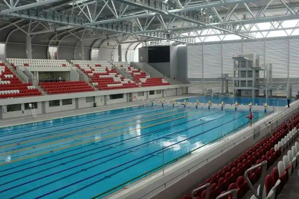 Basen olimpijski z wieżą do skoków. Idealne miejsce na zawody multisport czy aktywna rekreacja.