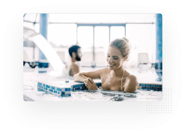 Uśmiechnięta kobieta w basenie multisport. Ile czasu spędzisz na relaksie?